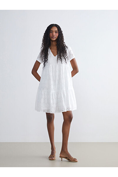 LC Waikiki فستان أبيض مطرز بفتحة رقبة على شكل حرف V ومطرز