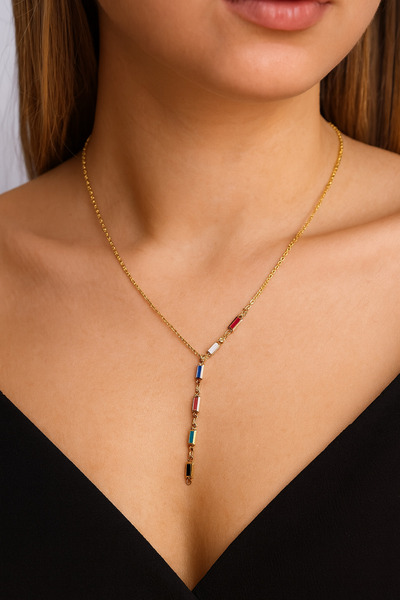 VATESTUGE Zarif ve Modern Y Kolye – Altın Zincir Üzerinde Renkli Taş Detayları