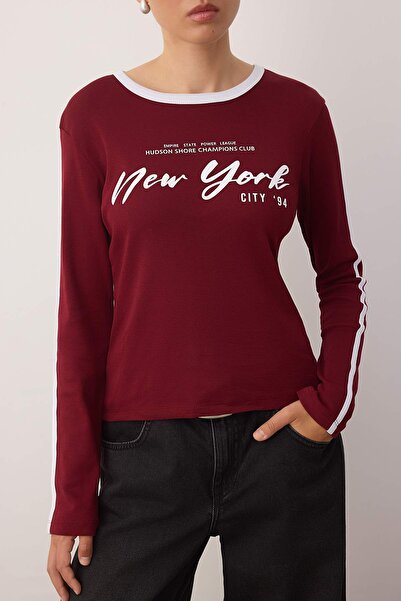 Trendyol Collection Burgundy Slogan Printed Stripe Detail Bodycon Crew Neck Stretchy Knitted T-Shirt Twoaw26Ts00015