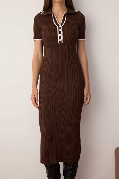 Trendyol Collection Hnědé barevné blokové midi úpletové šaty TWOSS24EL00831