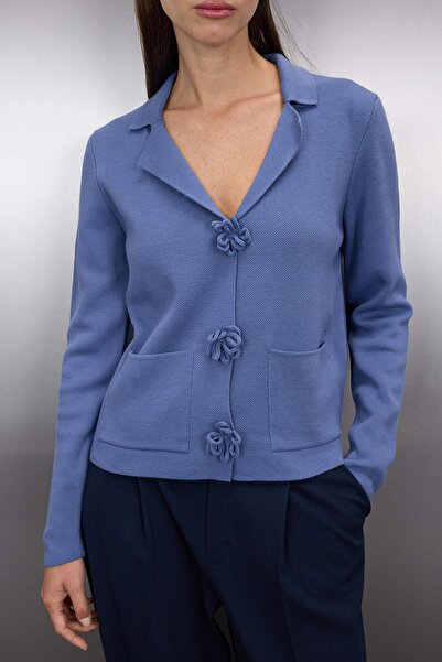 Trendyol Collection Indigo ručně vyráběný pletený cardigan s růžovým knoflíkem TWOAW26HI00103