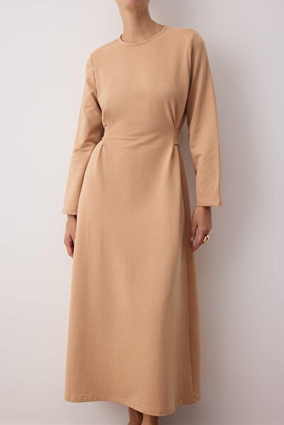 Trendyol Modest Pletené šaty Camel bez podšívky s měkkými klíči Interlock TCTAW26EB00025