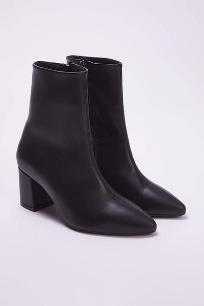 TRENDYOL SHOES Μαύρα μυτερά γυναικεία μποτάκια με τακούνι 
 TAKAW26BO00067 ΤΑΚΑΒ26BO00067