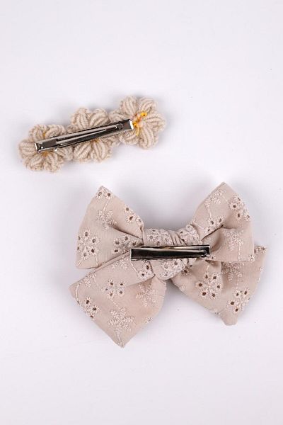 Le Mabelle Beige Scallop Bow Knitted Flower 2-Piece Clip Buckle