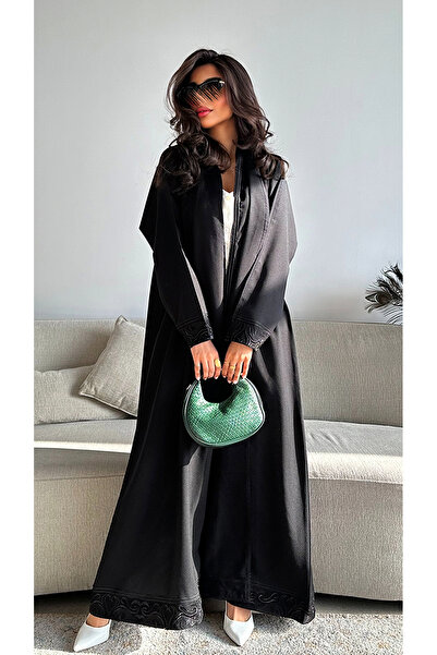 outline عباية سوداء صيفية مطرزة فاخرة بتصميم ربع كلوش