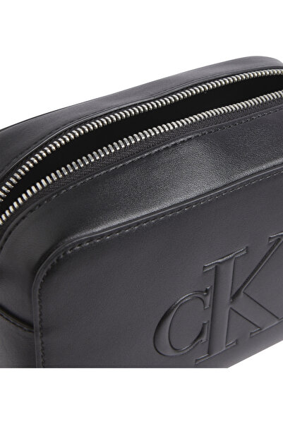 Calvin Klein Tvarovaná taška na fotoaparát Crossbody Bag