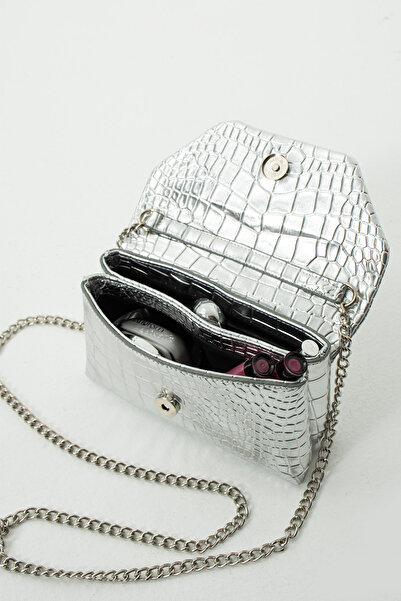 vagues Geantă de mână și de umăr pentru femei Krok Clucth Jake cu curea lungă argintie