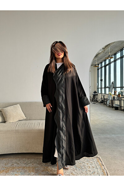 outline Elegant black abaya with a semi-circular cut