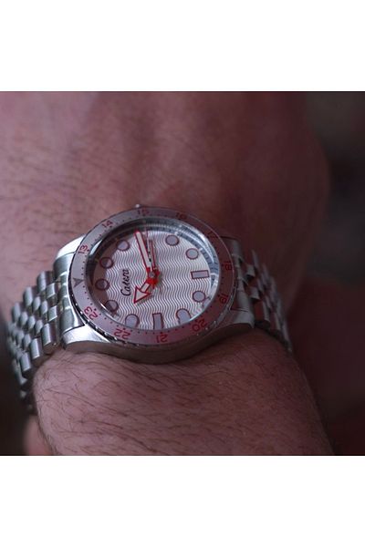 catera Men's watch with a silver steel strap and a white and red frame