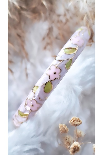 Serenity سوار من الزاماك المطلي بالنحاس المزخرف بالزهور الملونة من الساتان