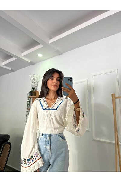 şev butik بلوزة بأكمام مطرزة