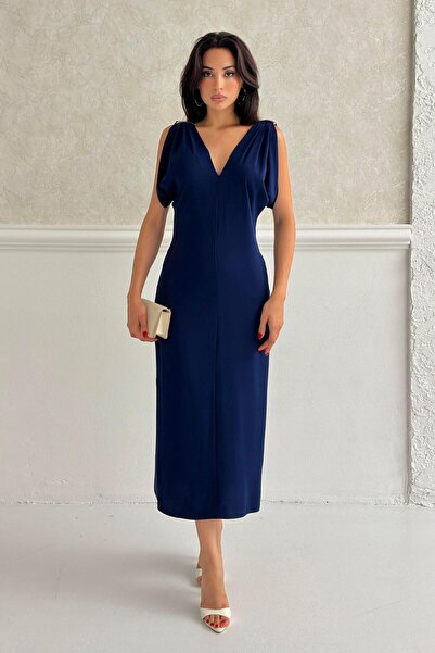 Serica Moda فستان متوسط ​​الطول بإبزيم كتف باللون الأزرق الداكن ورقبة على شكل...