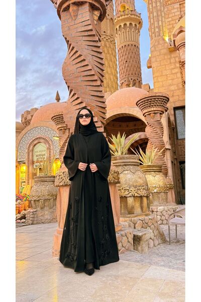 Ferraceci Siyah Dubai İpeği El İşi Taş İşleme ve Gül Detaylı Feyza Ferace