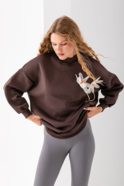 GİYSA Kadın Bisiklet Yaka Çiçek Aksesuarlı 3İp Oversize Sweatshirt Kahverengi - 2628