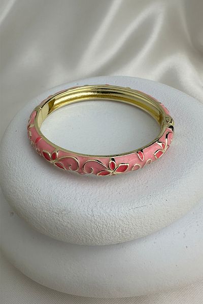 Modex Special Series Enameled Flower Detail Handcuff Bracelet (Diameter: 6cm)