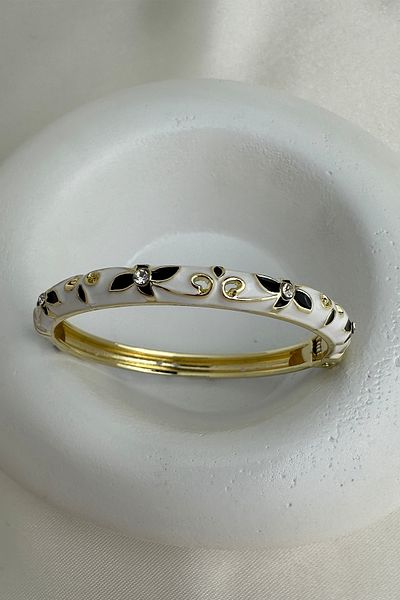 Modex Special Series Enameled Stone Detail Flower Handcuff Bracelet (Diameter: 6cm)