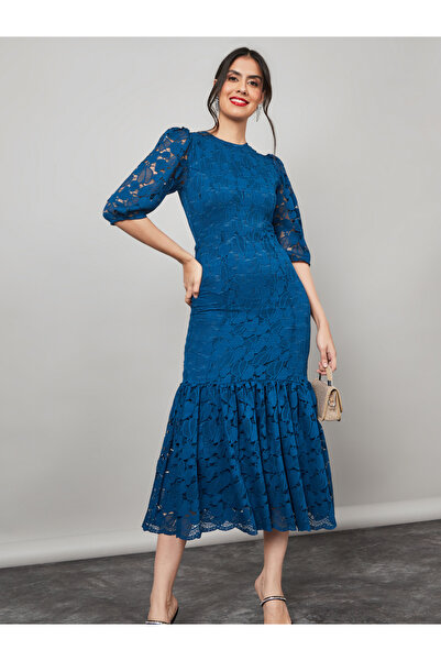 Styli فستان متوسط الطول بقصة ضيقة مع أكمام من الدانتيل وحافة مكشكشة