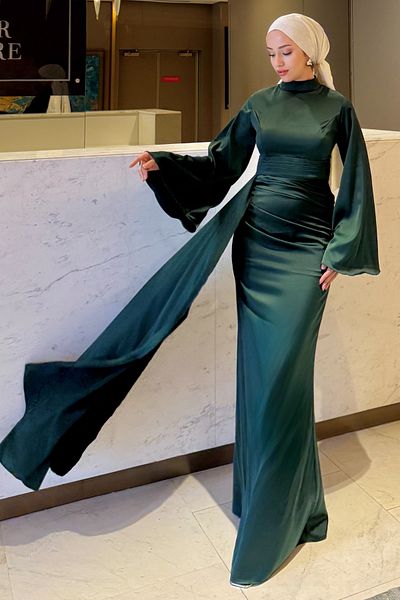 Tesettür Diyarı Women's Arabella Cape Satin Fish Evening Dress-Smard Emerald