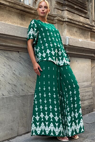 VAGGON Women's Green Crew Neck Patterned Blouse and Pants Set Vs00801