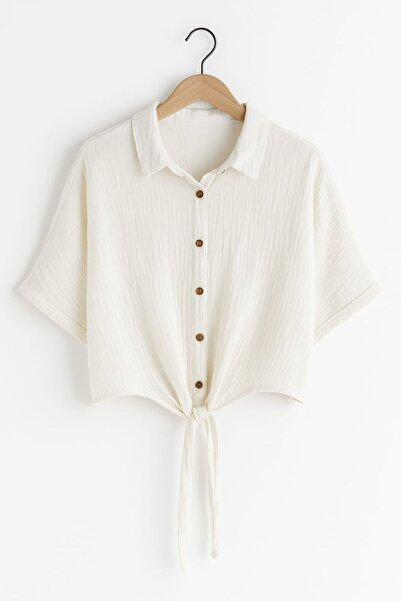 enmodaiçgiyim Λευκό 100% βαμβακερό ύφασμα μουσελίνας Γυναικείο καλοκαιρινό πουκάμισο με μανίκια με κουμπιά – άνετη και κομψή καθημερινή μπλούζα