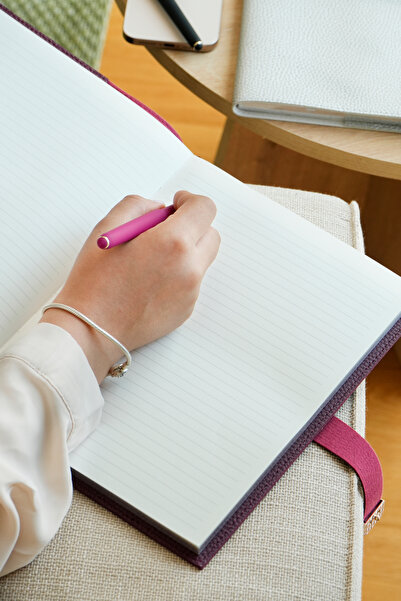 Victoria's Journals Executive Vegan Leather Notebook. 19X25Cm. 100 Grams. 176 Pages. Edge Gilded Burgundy