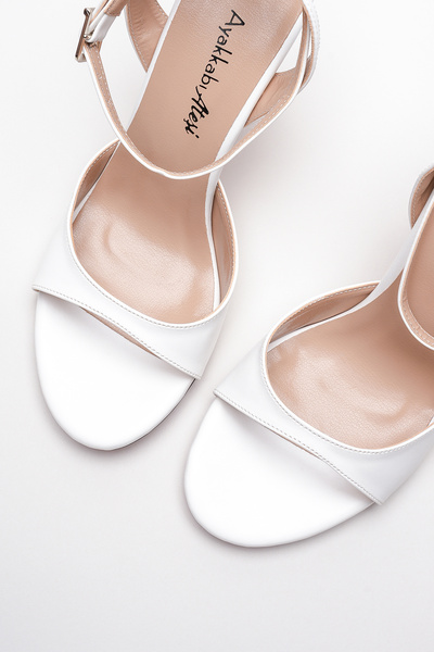 Ayakkabı Ateşi Kadın İnce Bant Arka Baretli Topuklu Ayakkabı Livora Beyaz Cilt