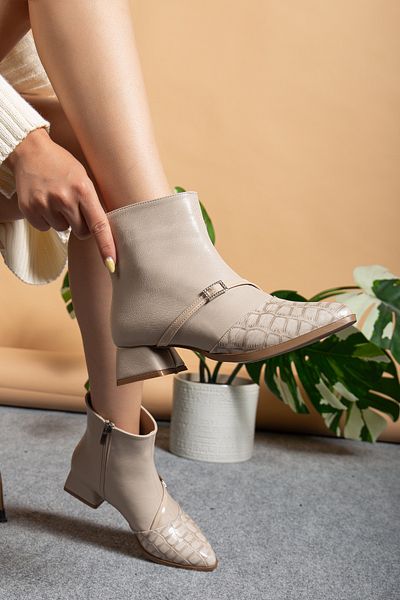 AYENDE MODA Women's Beige Cream Zippered Buckle Crocodile Pattern Pointed Toe Thick Heel Ankle Boots