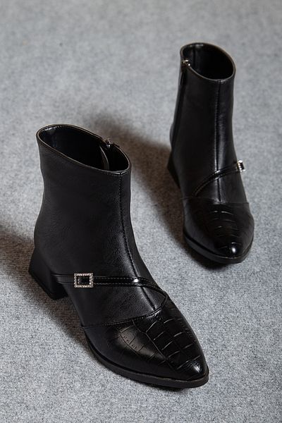 AYENDE MODA Women's Black Zippered Buckle Crocodile Pattern Pointed Toe Thick Heel Ankle Boots