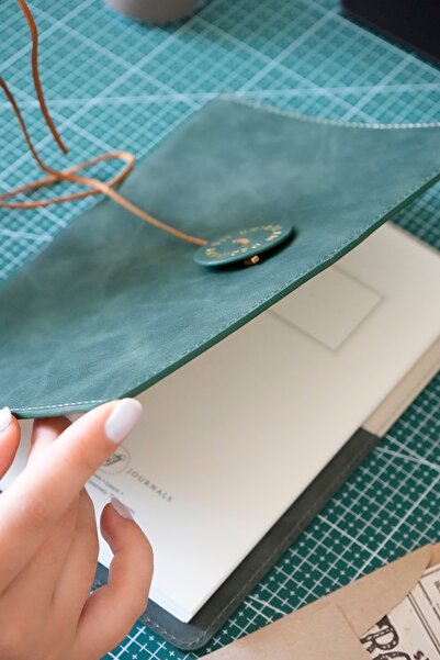 Victoria's Journals Caiet A5 cu capac vegan cu mecanism.100 gr. 160 pagini. Linie