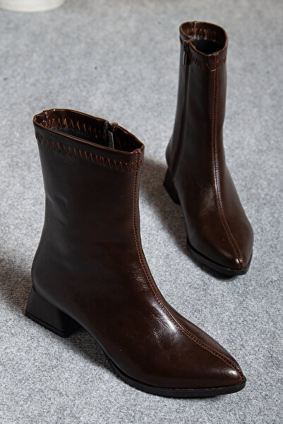 AYENDE MODA KADIN KOYU KAHVERENGİ ORTA TOPUK SİVRİ BURUN FERMUARLI ŞIK BOT Kasımda ışıltını konuştur