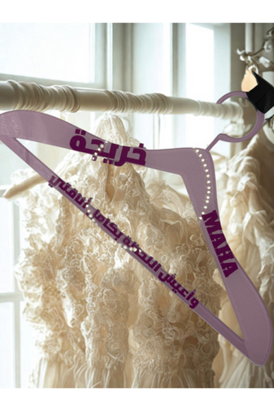 Reventon علاقة ملابس مصنوعة من الأكريليك مخصصة - اسم مخصص وسنة الصنع، وهي علاقة ملابس تحمل اسمًا وسنة صنع.