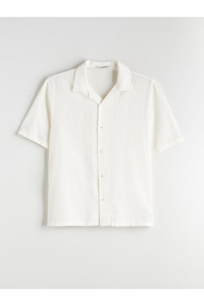 LC Waikiki قميص رجالي بأكمام قصيرة وياقة منتجع مناسبة بشكل منتظم من إكرو