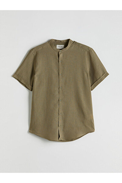 LC Waikiki قميص رجالي كاكي بقصة عادية وأكمام قصيرة