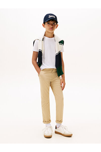 Tommy Hilfiger تي شيرت تومي هيلفيغر للأولاد باللون الأبيض بأكمام قصيرة ورقبة دائرية من القطن الأساسي بقصّة عادية