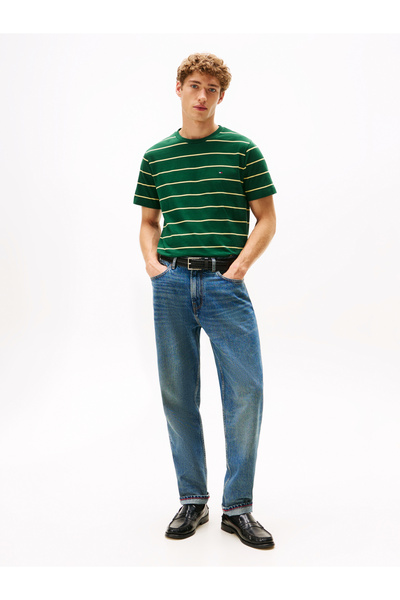 Tommy Hilfiger تي شيرت تومي هيلفيغر للرجال بخطوط خضراء مزخرفة وأكمام قصيرة ورقبة دائرية وقصة عادية