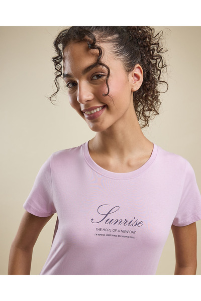 R&B تي شيرت بطبعة خطية مع رقبة دائرية وأكمام قصيرة