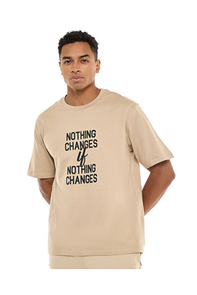 R&B تي شيرت بطبعة خطية مع رقبة دائرية وأكمام قصيرة