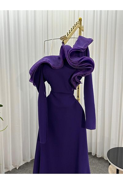 Diva style A distinctive and elegant evening dress made of Barbie fabric