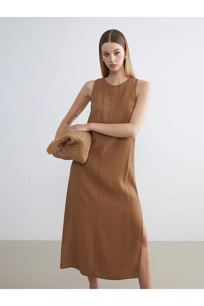 LC Waikiki RMZ GİYİM فستان مودال مخلوط بياقة روبا من FARKIYA