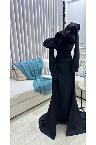 Diva style A distinctive and elegant evening dress made of Barbie fabric
