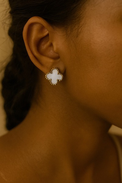 Senzavetra Gold Detaylı Beyaz Yonca Küpe