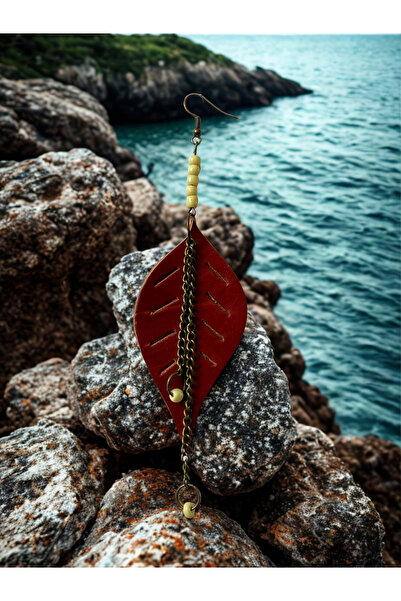 Derili Dükkan Toprak Kırmızı Yaprak Desenli Deri Küpe