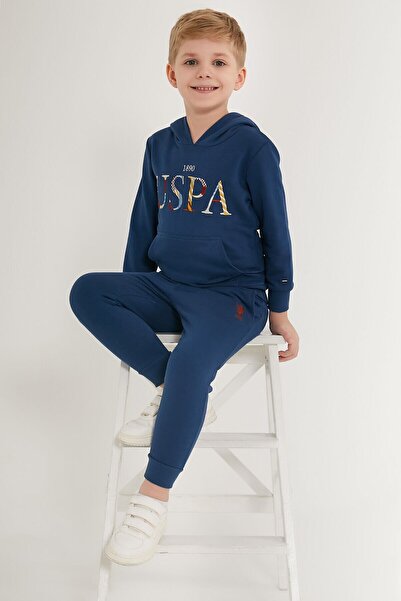 U.S. Polo Assn. طقم رياضي للأولاد باللون الأزرق الداكن من U.S. Polo Assn.