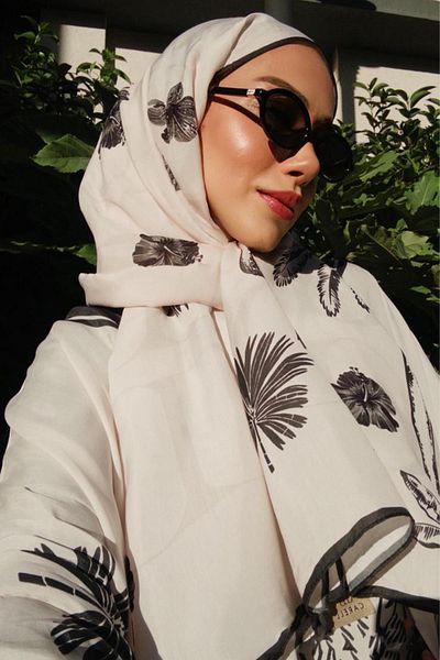 carell Merve Aydın's Choice Noir Floral Monogram Flush Shawl Cream