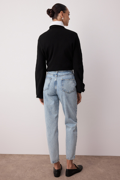 Trendyol Collection Világoskék magas derekú Mom Jeans TWOSS25JE00277