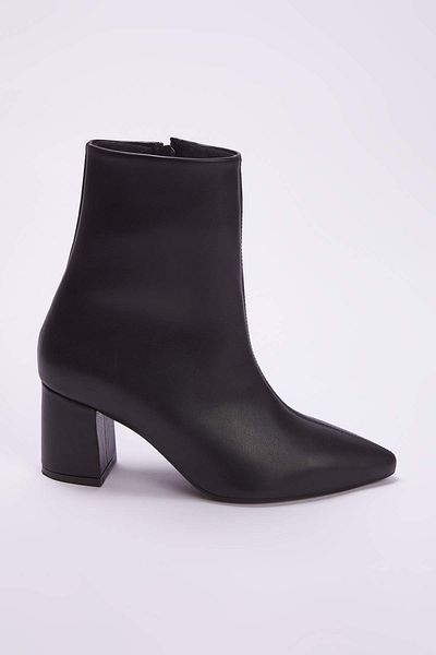TRENDYOL SHOES Μαύρα μυτερά γυναικεία μποτάκια με τακούνι 
 TAKAW26BO00067 ΤΑΚΑΒ26BO00067