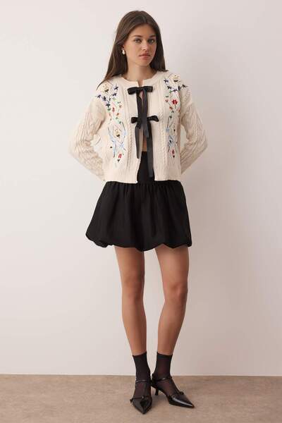 Trendyol Collection Stone Ribbon Flower Embroideredknitwear Cardigan Twoaw26Hi00032