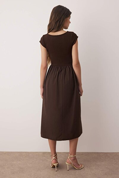 Trendyol Collection Hnědý top s pružným žebrovaným lemem a širokým kontrastním tkaným švem z froté TWOSS25EL00873