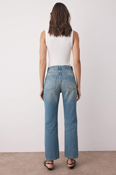 Trendyol Collection Blaue Jeans mit hoher Taille, asymmetrischem Bund und detailliertem Bund, gerader/gerader Schnitt/Röhrenbein TWOAW26JE00132