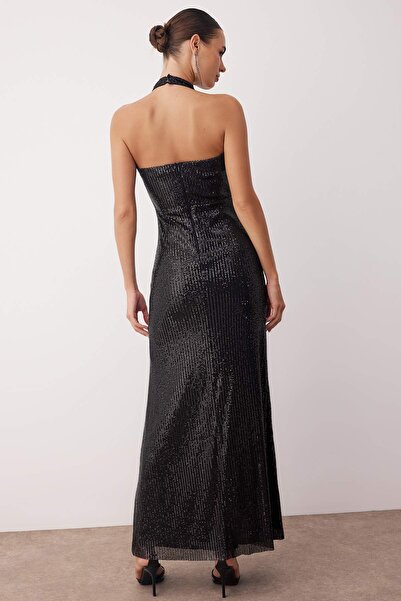 Trendyol Collection Černé elegantní večerní šaty a šaty na promoci s rovným flitrovým límcem TPRSS25AE00189
